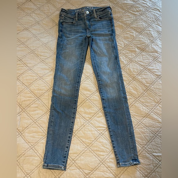 American Eagle Light Wash Jeans Ne(X)t Level Stretch Skinny Jegging in Size 0R - Picture 2 of 4